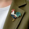 Individuo che indossa una spilla a forma di gallo personalizzata, evidenziando un accessorio distintivo che riflette l'estro personale.