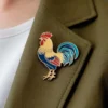 Individuo che indossa una spilla a forma di gallo personalizzata, evidenziando un accessorio distintivo che riflette l'estro personale.