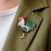 Individuo che indossa una spilla a forma di gallo personalizzata, evidenziando un accessorio distintivo che riflette l'estro personale.