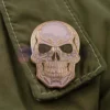Spilla personalizzata con teschio d'oro e occhi neri, che rappresenta un accessorio unico ed elegante per qualsiasi abbigliamento.