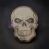 Spilla personalizzata con teschio d'oro e occhi neri, che rappresenta un accessorio unico ed elegante per qualsiasi abbigliamento.