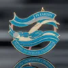 Una medaglia di nuoto personalizzata che raffigura un nuotatore in acqua, a rappresentare la dedizione e il successo nelle gare di nuoto.