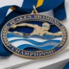 Una medaglia di nuoto personalizzata che raffigura un nuotatore in acqua, a rappresentare la dedizione e il successo nelle gare di nuoto.