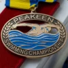 Una medaglia di nuoto personalizzata che raffigura un nuotatore in acqua, a rappresentare la dedizione e il successo nelle gare di nuoto.