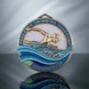 Una medaglia di nuoto personalizzata che raffigura un nuotatore in acqua, a rappresentare la dedizione e il successo nelle gare di nuoto.