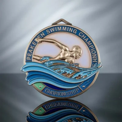 Eine individuelle Schwimmmedaille, die einen Schwimmer im Wasser zeigt, der Hingabe und Erfolg bei Schwimmwettkämpfen repräsentiert.