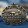 Una medaglia di nuoto personalizzata che raffigura un nuotatore in acqua, a rappresentare la dedizione e il successo nelle gare di nuoto.