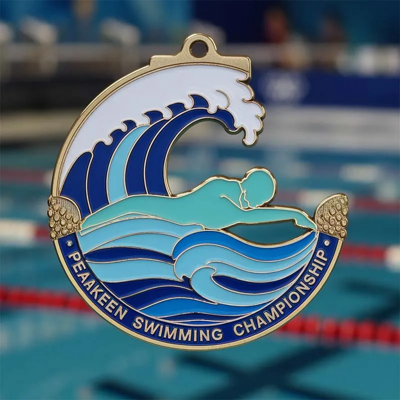 Una medalla de natación personalizada que muestra a un nadador en el agua, representando la dedicación y el éxito en las competiciones de natación.