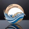 Una medaglia di nuoto personalizzata che raffigura un nuotatore in acqua, a rappresentare la dedizione e il successo nelle gare di nuoto.