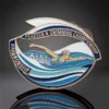 Una medaglia di nuoto personalizzata che raffigura un nuotatore in acqua, a rappresentare la dedizione e il successo nelle gare di nuoto.