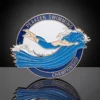 Una medaglia di nuoto personalizzata che raffigura un nuotatore in acqua, a rappresentare la dedizione e il successo nelle gare di nuoto.