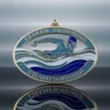 Una medaglia di nuoto personalizzata che raffigura un nuotatore in acqua, a rappresentare la dedizione e il successo nelle gare di nuoto.