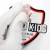 Une personne arbore fièrement un badge de police en TPU flexible personnalisé, mettant en valeur sa couleur argentée et sa forme distinctive.