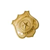 Une personne arbore fièrement un badge de police en TPU flexible personnalisé, mettant en valeur sa couleur argentée et sa forme distinctive.