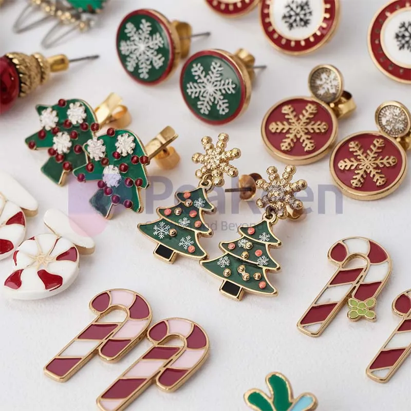 Boucles d'oreilles de Noël personnalisées avec un sapin de Noël festif et un motif de sucre d'orge, parfaites pour les fêtes de fin d'année.