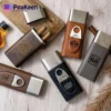 Pitillera de piel personalizada con un diseño elegante, acompañada de un elegante cortapuros para mayor comodidad.