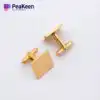 Eleganti gemelli quadrati placcati in oro, dal design raffinato e sofisticato per un abbigliamento formale.