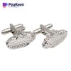 Dos elegantes gemelos con un detallado diseño de tanque, perfectos para los entusiastas del ejército o las ocasiones formales.