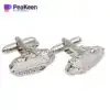Due eleganti gemelli da polso con il design dettagliato di un carro armato, perfetti per gli amanti dell'esercito o per le occasioni formali.