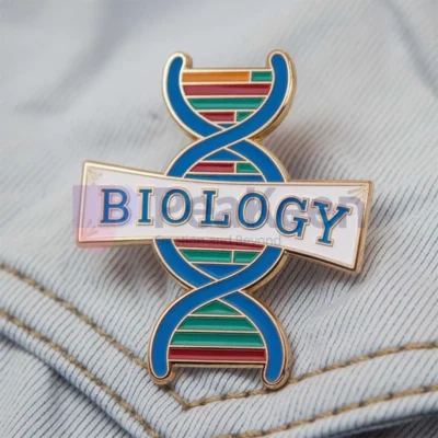 Pin personalizado con la palabra "Biología", diseñado para entusiastas de la ciencia y educadores.