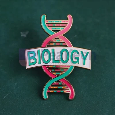 Pin personalizado con la palabra "Biología", diseñado para entusiastas de la ciencia y educadores.