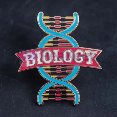 Pin personalizado con la palabra "Biología", diseñado para entusiastas de la ciencia y educadores.