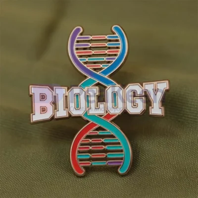 Pin personalizado con la palabra "Biología", diseñado para entusiastas de la ciencia y educadores.