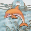 海洋生物と文学への愛を象徴する、開いた本の上に置かれたイルカのカスタムピン。