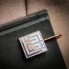 كتاب مصمم بشكل مربع يضم إشارات مرجعية إسلامية مخصصة، يعرض أنماطاً معقدة وألواناً نابضة بالحياة.