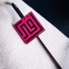 دبوس باللونين الوردي والأسود يتميز بتصميم باللونين الأبيض والأسود، وهو مثالي للإشارات المرجعية الإسلامية المخصصة.