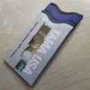 Tarjeta de visita con especias, incluida en una funda personalizada con bloqueo RFID para mayor seguridad y estilo.