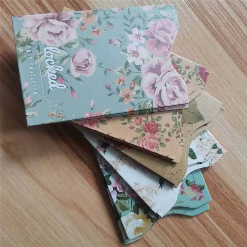 Un lot de quatre enveloppes uniques en papier floral, conçues avec un manchon de blocage RFID personnalisé pour plus de sécurité.