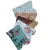 Un juego de cuatro carteras florales de papel con una funda personalizada con bloqueo RFID para mayor seguridad y estilo.