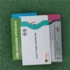 Tarjeta de visita con logotipo dentro de una funda personalizada con bloqueo RFID para mayor seguridad.