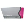 Tarjeta de visita con un diseño en rosa y blanco, presentada con una funda personalizada con bloqueo RFID para mayor seguridad.