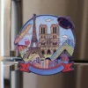 Una colorida pegatina con la Torre Eiffel y varios lugares emblemáticos, diseñada para imanes de nevera personalizados para viajes.