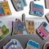 Una variedad de imanes de nevera personalizados para viajes con edificios emblemáticos de todo el mundo.