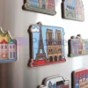 Una variedad de imanes de nevera personalizados para viajes con edificios emblemáticos de todo el mundo.