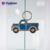 ガラスケースに飾られたカスタム・メタル製ブルートラック・キーホルダー。