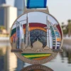 Una medaglia personalizzata degli Emirati Arabi Uniti con lo sfondo dello skyline della città, che simboleggia il successo e l'orgoglio della regione.