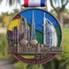 Una medaglia personalizzata degli Emirati Arabi Uniti con un disegno dettagliato dello skyline della città, simbolo di successo e orgoglio.