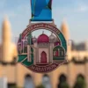 Una medaglia personalizzata con l'iconico skyline di Dubai, che simboleggia i risultati e i riconoscimenti ottenuti negli Emirati Arabi Uniti.
