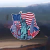 Imán de nevera personalizado de EE.UU. con la Estatua de la Libertad junto a la bandera estadounidense en un vibrante diseño.