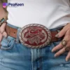 Una mujer con un sombrero vaquero y una hebilla de cinturón con temática ecuestre, mostrando su estilo del Oeste y su amor por la cultura ecuestre.