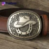 Una hebilla de cinturón del Oeste con un elegante diseño de sombrero vaquero, que muestra la estética clásica del Oeste.