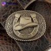Hebilla de cinturón del Oeste con sombrero vaquero y herradura, símbolo de la cultura vaquera clásica.