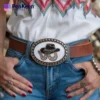 Mujer con sombrero vaquero y elegante cinturón que luce una hebilla de cinturón decorativa del Oeste.