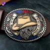 Hebilla de cinturón western con sombrero vaquero y herraduras, símbolo de la cultura y el estilo clásicos de los vaqueros.