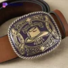 Un cinturón de estilo western con un sombrero vaquero y una hebilla ornamentada, que muestra elementos clásicos de la moda del oeste.