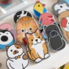 Una collezione di adesivi colorati per cani e gatti progettati come magneti da frigo personalizzati.